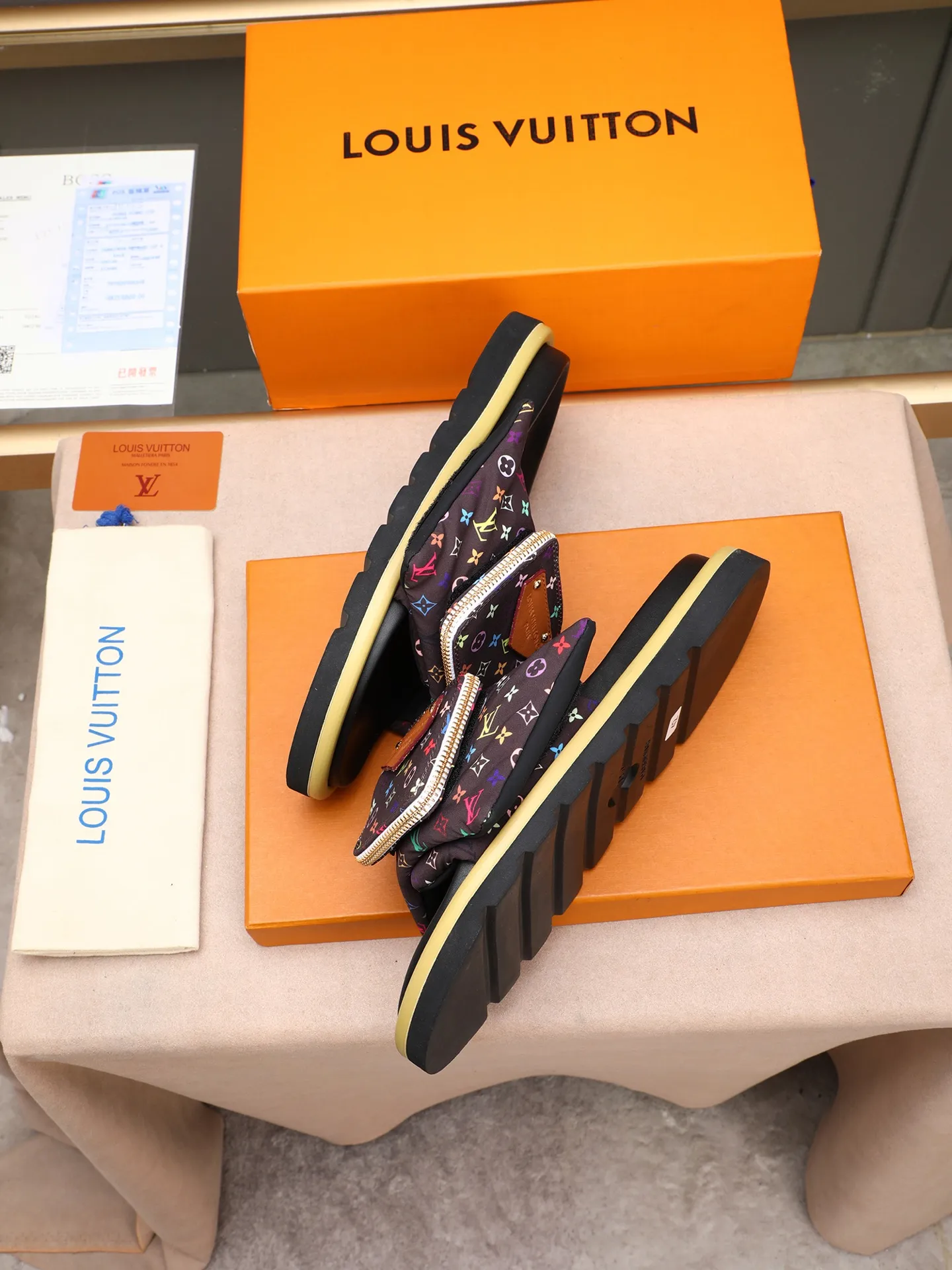 PP400 couple model with drawer box [LOUIS VUITTON] Louis Vuitton, the latest LV official website printed wallet and men's and women's slippers🔥🔥🔥 are now on the market. The drawer box is packed with cloth bags and cards. The upper pattern looks very soft and waxy, and it is a super versatile leg slimming tool. Fabric: Imported denim/down silk cotton embossed, official website pattern printing, lining: water-dyed sheepskin down filling, comfortable to wear, feet: high elastic PU water table. Sole: foam sole, heel height: about 5cm. Size 35-46, 35, 45 and 46 are custom-made and cannot be returned or exchanged. Color: multiple colors available.